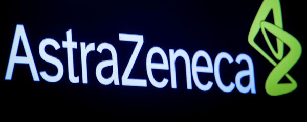 New York Borsası ekranına yansıtılan AstraZeneca logosu - Sputnik Türkiye