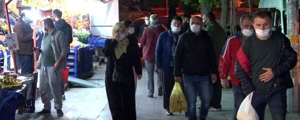 Sokağa çıkma kısıtlaması öncesi marketlerde yoğun kalabalıklar oluştu - Sputnik Türkiye