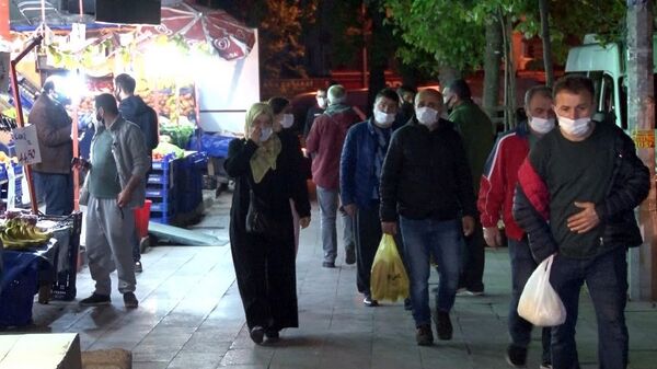 Sokağa çıkma kısıtlaması öncesi marketlerde yoğun kalabalıklar oluştu - Sputnik Türkiye
