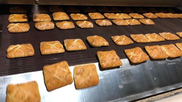 İstanbul Büyükşehir Belediyesi (İBB) şirketi Halk Ekmek tarafından üretilen Ramazan pidesi - Sputnik Türkiye