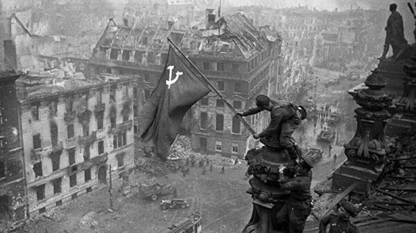 “Saldırıyı sürdüren ve düşmanın direnişini kıran 3. Şok Ordusu birlikleri, Reichstag'ın ana binasını işgal etti ve 30 Nisan günü saat 14: 25'te çatısında Sovyet bayrağını dikti. Berlin’in içindeki taarruz devam ediyor.” - Sputnik Türkiye