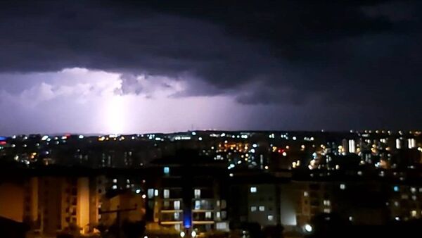 Silivri'de akşam saatlerinde etkili olan şiddetli yağış su taşkınlarına neden oldu - Sputnik Türkiye
