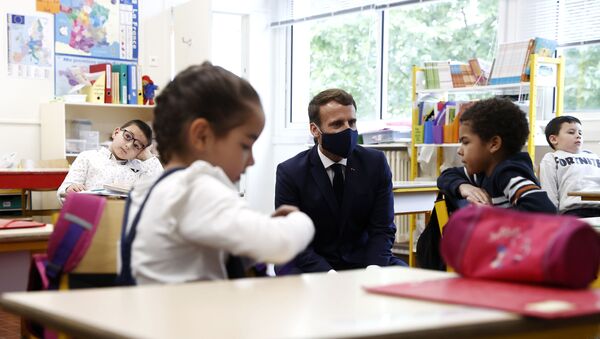 Fransa Cumhurbaşkanı Emmanuel Macron, bir okulu ziyaret etti. - Sputnik Türkiye