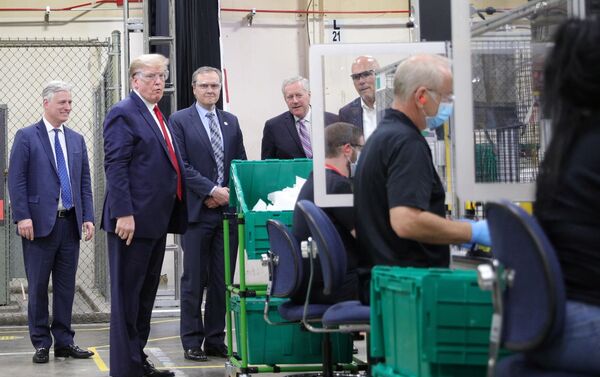Honeywell adındaki N95 maske üretim tesisine ziyaret eden Trump, maske takmayı reddedip sadece koruyucu gözlük takmakla yetindi.  - Sputnik Türkiye