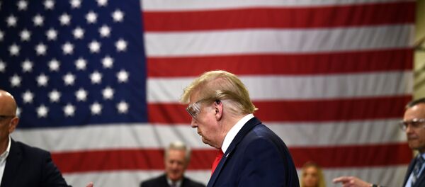 ABD Başkanı Donald Trump daha sonra Arizona'daki bir maske üretim tesisini ziyaret etti. ABD Başkanı Donald Trump daha sonra Arizona'daki bir maske üretim tesisini ziyaret etti. - Sputnik Türkiye