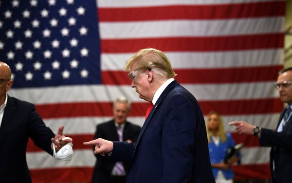 ABD Başkanı Donald Trump daha sonra Arizona'daki bir maske üretim tesisini ziyaret etti. - Sputnik Türkiye