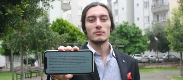 Mersin’in Erdemli ilçesinde, Apple'da daha önce birçok kez bulduğu açıklar sayesinde değişik miktarlarda ödül kazanan Çayan Temel  - Sputnik Türkiye