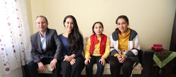 İŞKUR önünde çay satmaya başlayan Yusuf Derin ve ailesi - Sputnik Türkiye