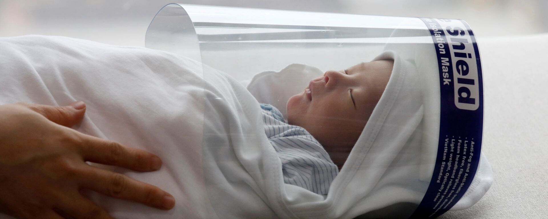 Koronavirüs döneminde doğan bebek aşı için geldiği hastanede yüz kaskı takılmış halde, Hanoi, Vietnam  - Sputnik Türkiye, 1920, 17.02.2022