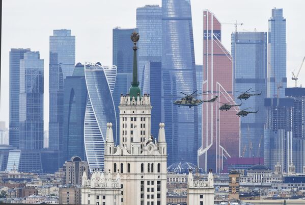 Rus Mi-26 ve çok amaçlı Mi-8 helikopterleri Moskova semalarında  - Sputnik Türkiye