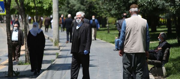 Yaşlı vatandaşlar, yasağın kaldırıldığı saat 11.00 itibariyle evlerinden çıktı. - Sputnik Türkiye
