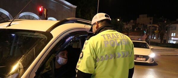 İzmir'de kısıtlama kurallarına uymayan 949 kişiye ceza kesildi - Sputnik Türkiye