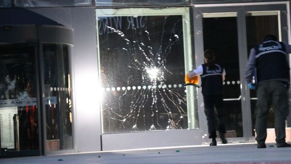 İzmir'in Bornova ilçesinde bulunan bir AVM'ye pompalı tüfekle ateş açan kişi kaçtı. - Sputnik Türkiye