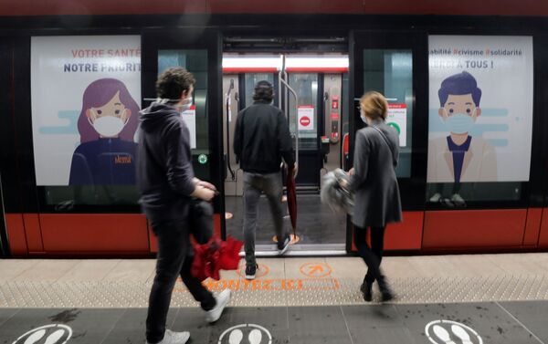 Fransa'daki bu yeni aşamada, toplu taşıma araçlarında ve taksilerde maske takmak zorunlu oldu. Kurala uymayanlara 135 euro para cezası kesilecek.  - Sputnik Türkiye