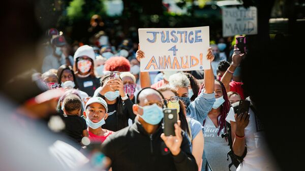 Siyahi İnsanların Gelişmesi İçin Ulusal Birlik'in (NAACP) Georgia kolu, 8 Mayıs'ta ilgili mahkemenin önünde protesto gösterisi düzenleyerek Ahmaud Arbery cinayeti ve örtbas çabasını protesto etti. - Sputnik Türkiye