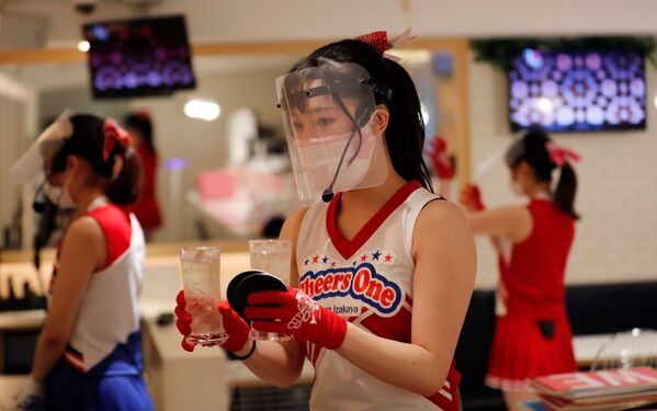 Ponpon kız kıyafetli garsonların çalıştığı Tokyo'daki restoran - Sputnik Türkiye