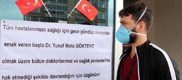 Tartıştığı doktordan hastane girişine astığı pankartla özür diledi Tartıştığı doktordan hastane girişine astığı pankartla özür diledi - Sputnik Türkiye