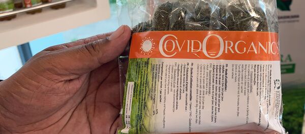 Madagaskar Devlet Başkanı Andry Rajoelina'nın yeni tip koronavirüsü (Kovid-19) tedavi edip etmediğine dair geniş kapsamlı testler yapmadan üretime geçirdiği, piyasaya sürdüğü ve diğer Afrika ülkelerine ihraç ettiği 'Covid Organics' isimli bitkisel ilaç - Sputnik Türkiye