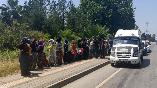 Adana'da polisin durdurduğu 14 kişilik minibüsten 35 tarım işçisi çıktı - Sputnik Türkiye