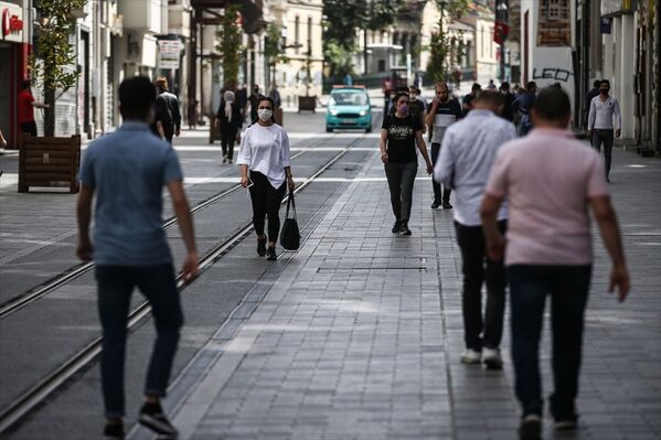 Gençler, İstiklal Caddesi'nde arkadaşlarıyla buluştu. - Sputnik Türkiye