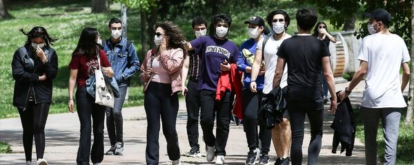 Uzun bir aradan sonra ilk defa sokağa çıkan gençler, Maçka Parkı'nda arkadaşlarıyla buluştu. - Sputnik Türkiye