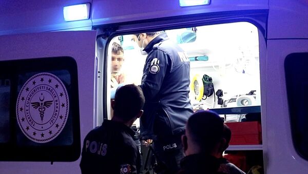 Elazığ'da hastaneye gitmemek için direnen yeni tip koronavirüs (Kovid-19) şüphesi bulunan kişi polis ekiplerince ikna edildi. - Sputnik Türkiye