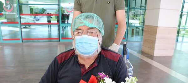  74 yaşındaki adam koronavirüsü ikinci kez yendi - Sputnik Türkiye