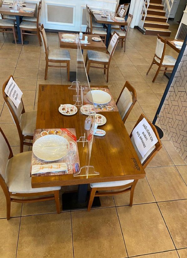 Kadıköy’deki restorandan koronavirüs önlemi: Masalara şeffaf separatör ve sosyal mesafe paravanı - Sputnik Türkiye