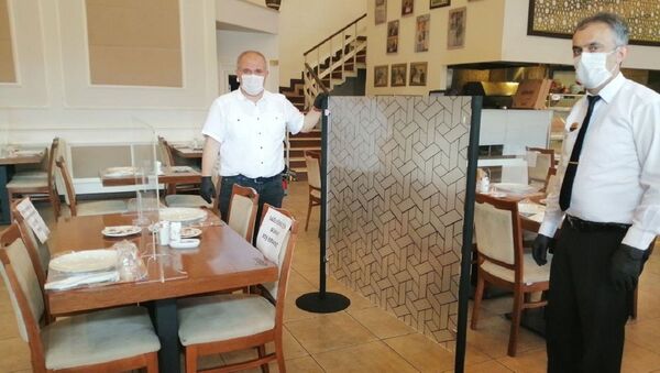 Kadıköy’deki restorandan koronavirüs önlemi: Masalara şeffaf separatör ve sosyal mesafe paravanı - Sputnik Türkiye