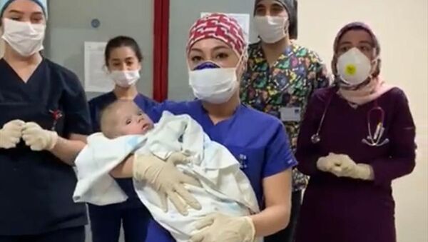 Kütahya'da koronavirüsü yenen 5 aylık bebek - Sputnik Türkiye