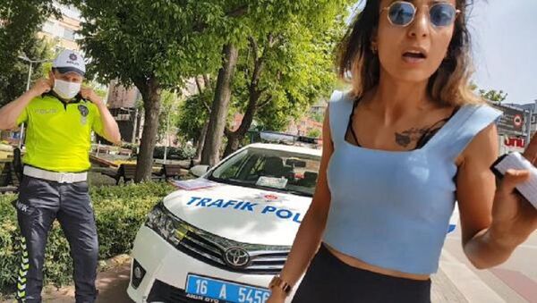 Sokağa çıkma yasağını ihlal eden kadın gazetecilere saldırdı  - Sputnik Türkiye
