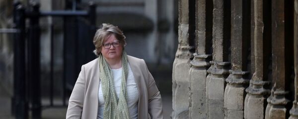 Therese Coffey parlamentoya yürürken - Sputnik Türkiye