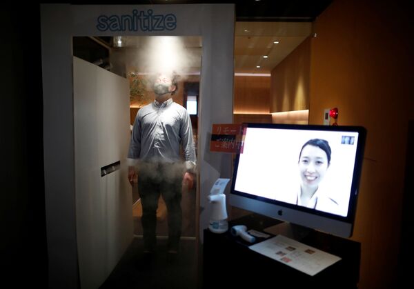 Japonya’dan normalleşme manzaraları: Restorana gelen müşteriler dezenfektan makinesiyle karşılanıyor - Sputnik Türkiye