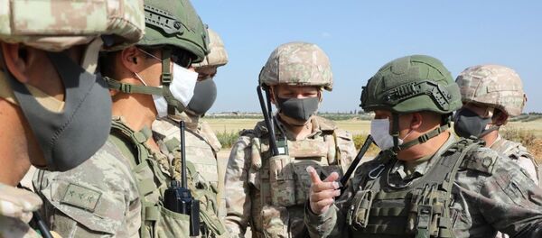 İdlib’deki M4 kara yolunda 12. Türk-Rus birleşik kara devriyesi icra edildi - Sputnik Türkiye