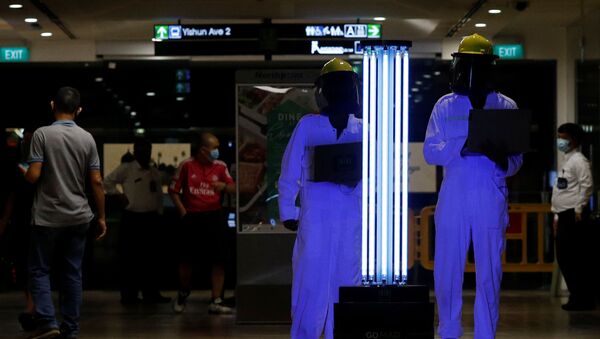 Singapur-ultraviyole ışık kullanarak dezenfekte işlemi yapabilen akıllı robot - Sputnik Türkiye