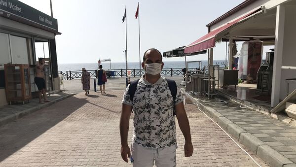 Aydın’ın Kuşadası ilçesinde yaşayan sinüzit hastası genç, hastalığına iyi geldiğini savunduğu denize girmek istiyor. - Sputnik Türkiye