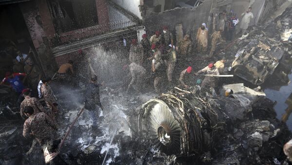 Pakistan Uluslararası Havayollarının (PIA) PK 8303 sefer sayılı Lahor-Karaçi uçuşunu yapan yolcu uçağı, Karaçi Havalimanı yakınlarında bir yerleşim alanına düştü. - Sputnik Türkiye