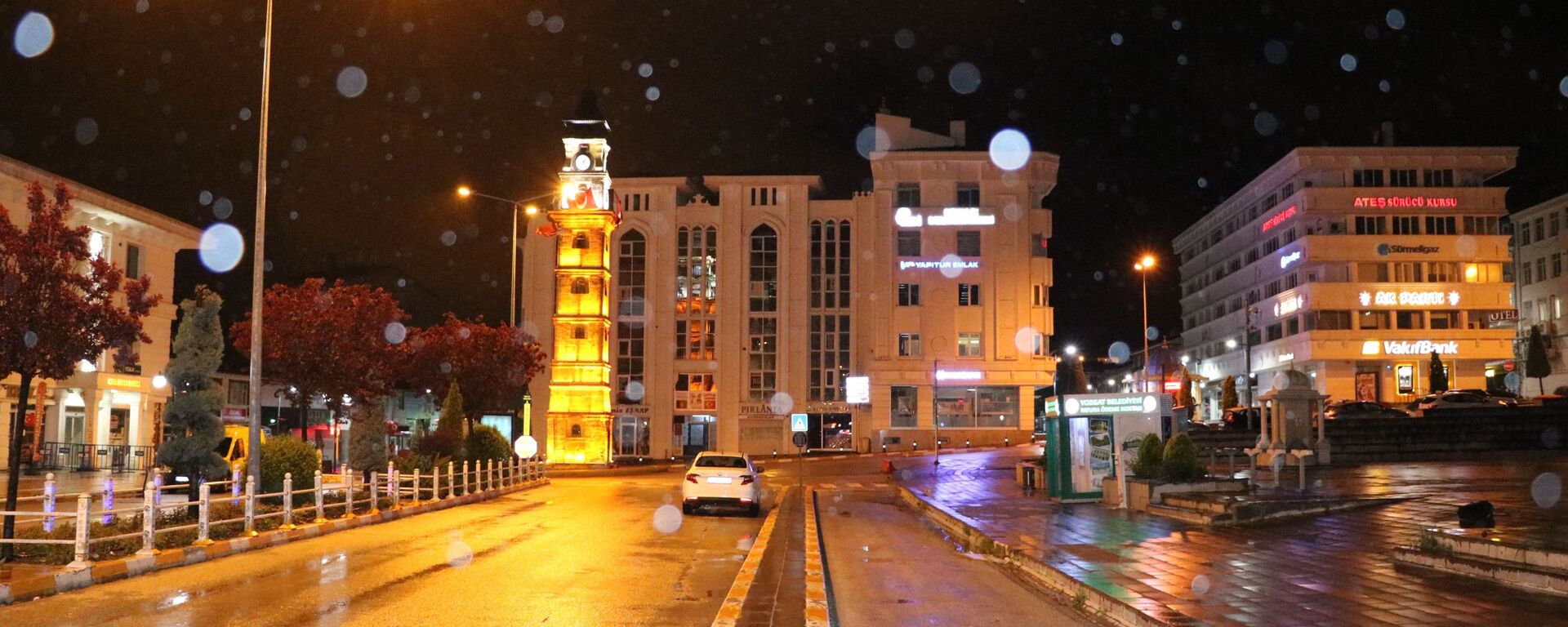 Yozgat’ta akşam saatlerinde başlayan yağmur yerini yüksek kesimlerde kar yağışına bıraktı. - Sputnik Türkiye, 1920, 04.01.2022