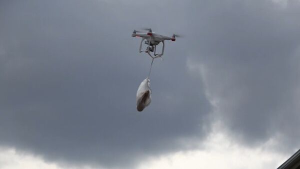 Kırıkkale'de sokağa çıkma kısıtlamasında bir vatandaş, bakkaldan ekmeğini drone ile aldı. - Sputnik Türkiye