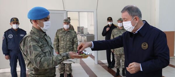 Milli Savunma Bakanı Hulusi Akar ve TSK Komuta Kademesi, geceyi hudut hattında geçirdi - Sputnik Türkiye