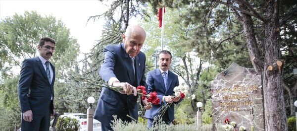 Devlet Bahçeli,  Alparslan Türkeş'in Beştepe'deki anıt mezarını ziyaret etti. - Sputnik Türkiye