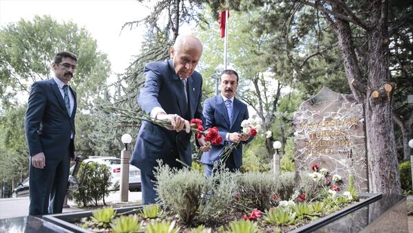 Devlet Bahçeli,  Alparslan Türkeş'in Beştepe'deki anıt mezarını ziyaret etti. - Sputnik Türkiye