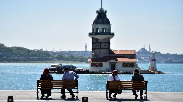 İstanbul’da Ramazan Bayramı'nın ilk gününde sokağa çıkma izni verilen 65 yaş ve üstü vatandaşlar, sahilleri doldurdu. - Sputnik Türkiye