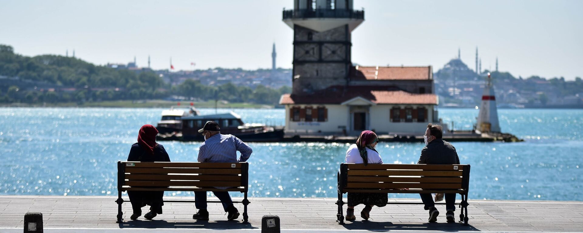 İstanbul’da Ramazan Bayramı'nın ilk gününde sokağa çıkma izni verilen 65 yaş ve üstü vatandaşlar, sahilleri doldurdu. - Sputnik Türkiye, 1920, 08.04.2024