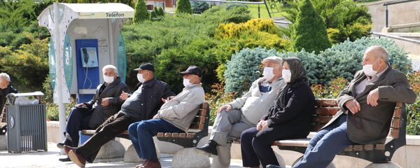 Sivas'ta koronavirüs dolayısıyla uygulanan sokağa çıkma kısıtlamasını fırsat bilen 65 yaş üstü vatandaşlar, izinlerini banklarda oturarak ve boş kalan caddelerde yürüyerek değerlendirdiler. - Sputnik Türkiye