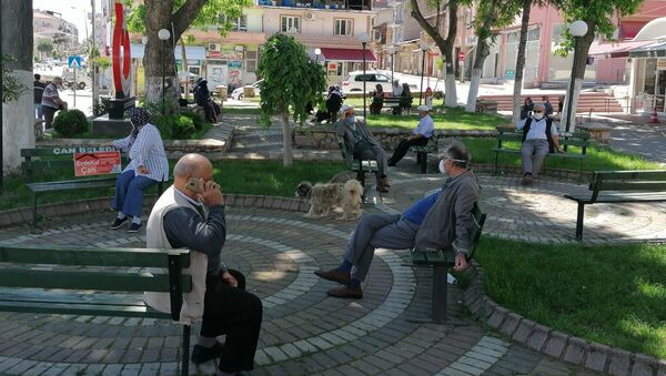 Çan'da sokağa çıkma izni bulunan 65 yaş ve üzeri vatandaşlar soluğu tatlıcıda ve parklarda aldı. - Sputnik Türkiye