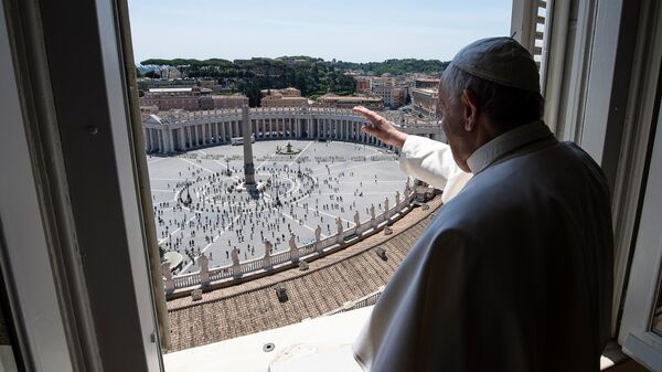 Vatikan’da Papa Francis, koronavirüs salgını nedeni ile 3 ayın ardından St Peter's Meydanı’nda toplanan Hristiyanları kutsadı. - Sputnik Türkiye