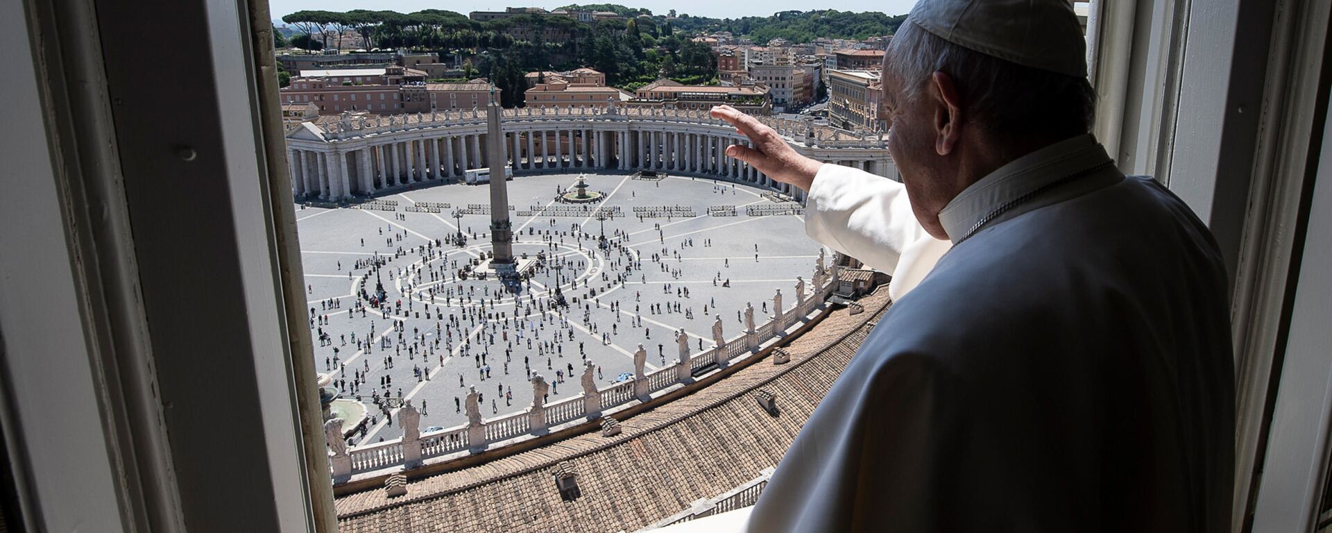 Vatikan’da Papa Francis, koronavirüs salgını nedeni ile 3 ayın ardından St Peter's Meydanı’nda toplanan Hristiyanları kutsadı. - Sputnik Türkiye, 1920, 21.10.2020