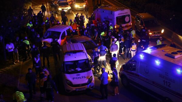 Ankara'da Çiftlik Kavşağı'ndaki polis uygulama noktasına hızla giren aracın çarptığı 5'i polis 7 kişi yaralandı - Sputnik Türkiye