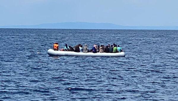Yunan sahil güvenliğinin Türk kara sularına ittiği sığınmacılar kurtarıldı - Sputnik Türkiye